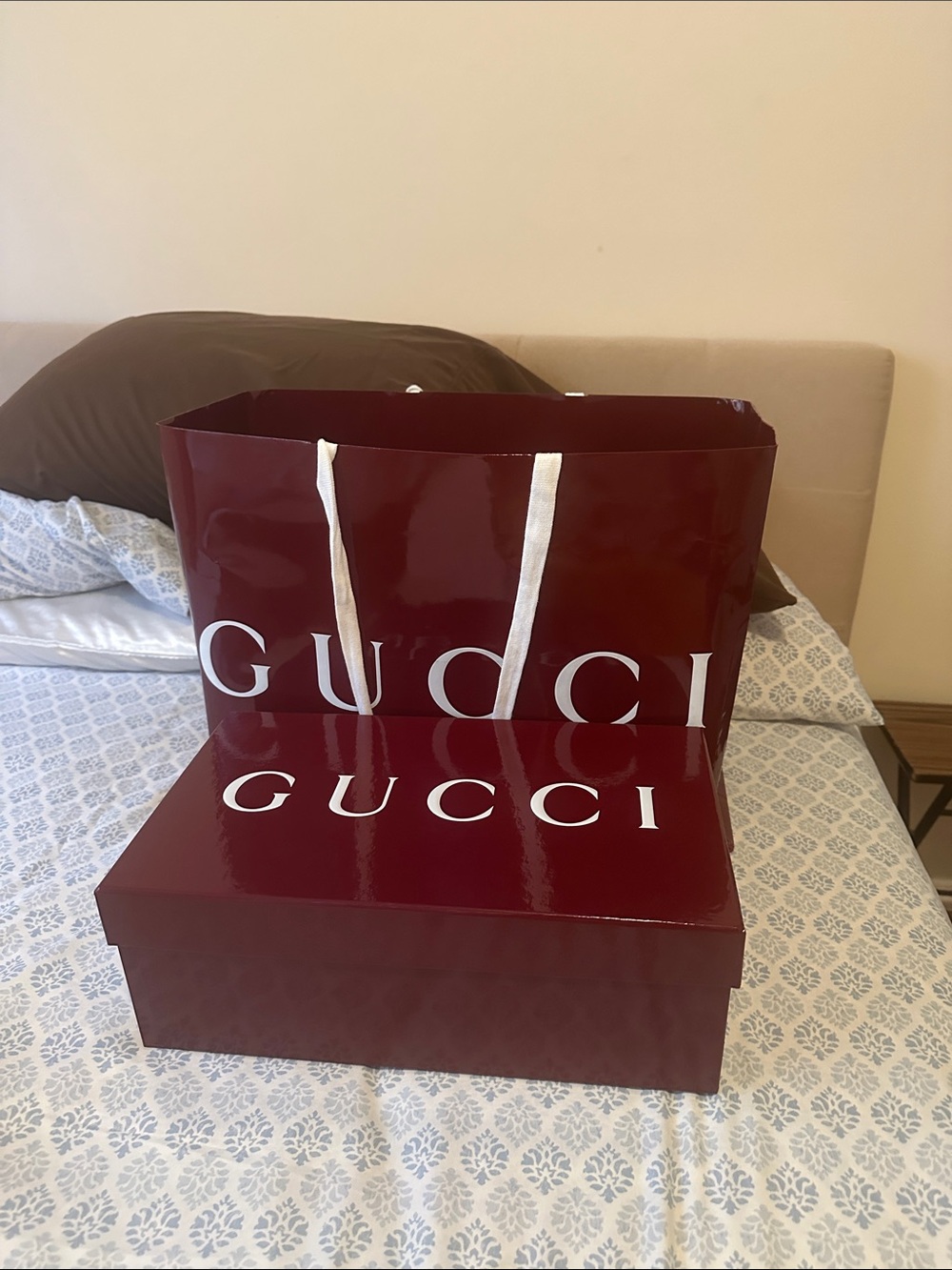 Gucci shopping bag and box